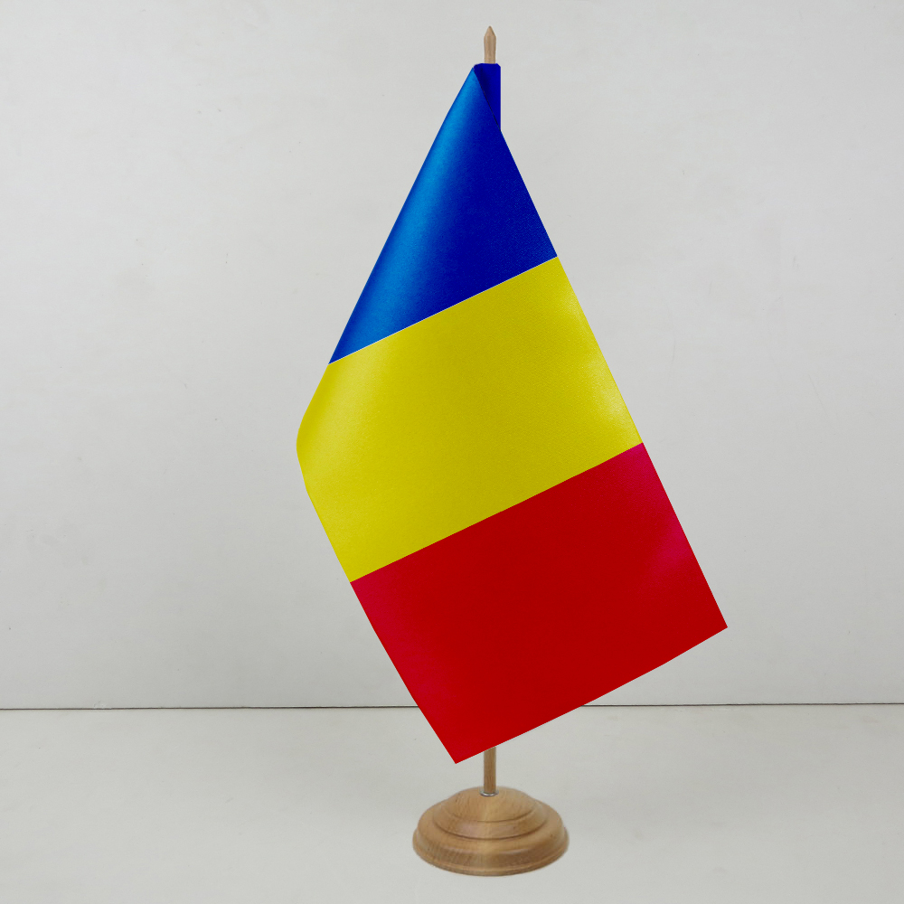 Прапорець Румунії на дерев&rsquo;яній підставці